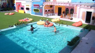 Em dia de Final no BBB 22, brothers aproveitam a piscina