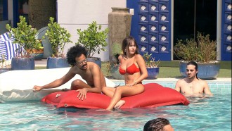 Em dia de sol, brothers curtem a piscina na casa do BBB21