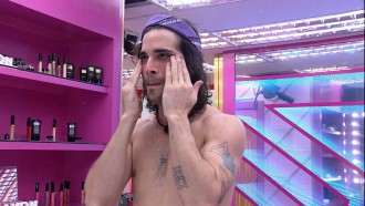 Em noite de Eliminação, Fiuk cuida da pele no BBB21