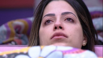 Em silêncio, Laís chora no Quarto Lollipop do BBB 22