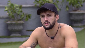 Emparedado, Arthur canta no gramado do BBB21