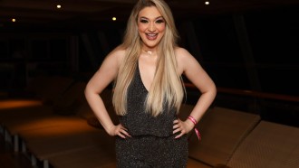 Ex-BBB Marília curte show de Xamã em navio