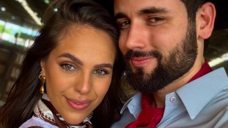 Ex- BBB Matteus Amaral posa coladinho com a namorada