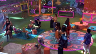 Fernanda observa brother de longe e faz comentário: 'É um chato'