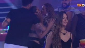 Festa Open House: Natália dá selinho em Maria