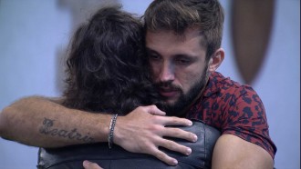 Fiuk e Arthur se abraçam após Eliminação de Thaís do BBB21