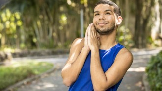 Fora do BBB 22, Vinicius se emociona com presente de Xuxa