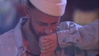 Fred chora ao escutar música na festa do BBB 23