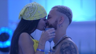 Fred e Larissa se beijam em pista de dança durante festa