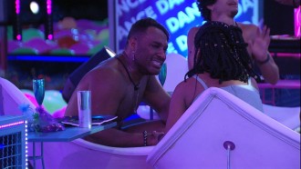 Fred Nicácio chora com Marvvila na primeira festa do BBB 23