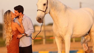 Gabi Martins posa em clima romântico com o novo namorado e projeta vida à dois: 'Que seja o começo de tudo'