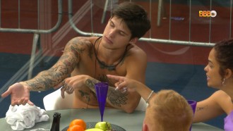 Gabriel tira a camisa e Paula faz revelação: 'Homem tatuado é mais gostoso'