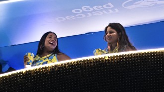 Gabriela e Chaiany assistem a desfile na Sapucaí; veja imagens