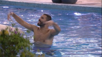 Gilberto dança 'Onda Diferente' dentro da piscina do BBB21