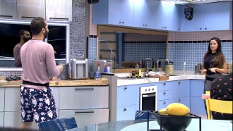 Gilberto e Juliette se animam e dançam na cozinha do BBB21