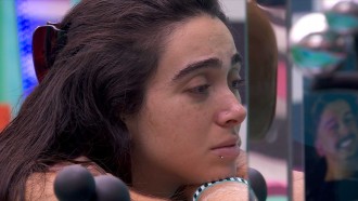 Giovanna chora enquanto vê foto da família no BBB 24