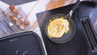 Gracyanne Barbosa faz omelete com 7 ovos no BBB 25