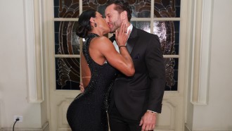 Gracyanne Barbosa posa aos beijos com empresário em evento no Theatro Municipal de São Paulo