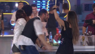 Gustavo beija Laís depois de sister pegar buquê no BBB 22