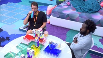 Gustavo derruba boneca de Eslovênia em mesa tática no BBB 22