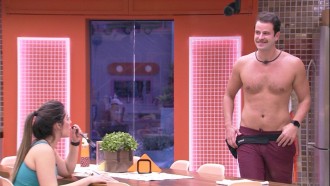 Gustavo, do BBB 22, muda o visual e surpreende Laís