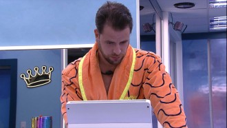 Gustavo ouve música e curte Quarto do Líder sozinho no BBB 22