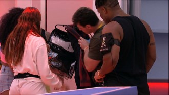 Gustavo recebe o figurino para a Festa do Líder do BBB 23