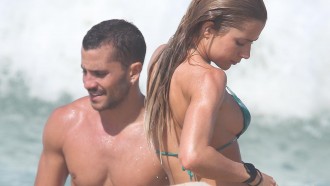 Jade Picon e André Lamoglia curtem praia juntos no Rio