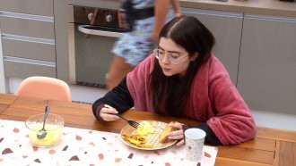 Jade Picon saboreia pão com ovo no café da manhã da Xepa