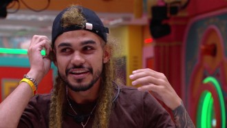 João Gabriel improvisa penteado e imita surfista no BBB 25