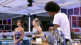 João Luiz brinca com Thaís no BBB21: 'Vai para o VIP hoje'