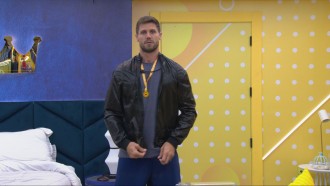 Jonas Sulzbach recebe figurino da sua Festa do Líder