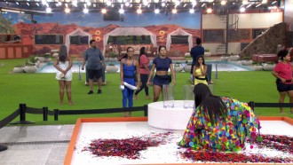 Jordana cumpre o Castigo do Monstro com tema 'Fim de Festa'