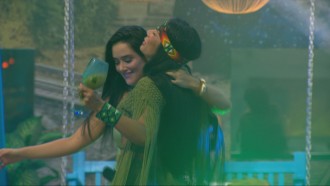 Jordana dança para Marciele, que diz: 'Olha que eu te beijo...'