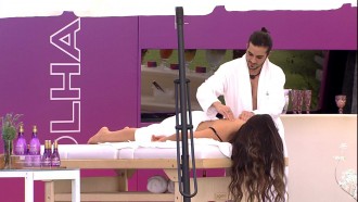 Juliette ganha massagem de Fiuk na Ação da Avon: 'Que sonho'