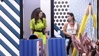 Laís e Larissa recebem as roupas do Monstro