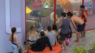 Larissa da Casa de Vidro alerta Arthur Aguiar: 'Comendo pão!'