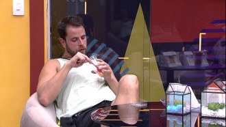 Larissa e Gustavo acordam na Casa de Vidro