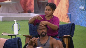 Leandro Boneco renova visual no BBB 26 e ganha elogio de sister: 'Ficou joia'