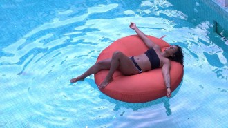 Linn da Quebrada canta na piscina do BBB 22