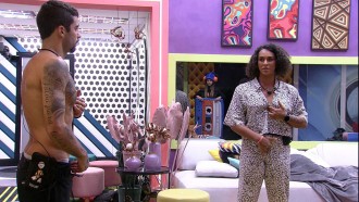 Linn da Quebrada ensina ioga para brothers no BBB 22