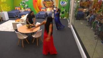 Lívia e Marciele dançam músicas do Festival de Parintins