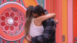 Maike vê Renata e questiona: 'Deixa eu beijar sua boca?'