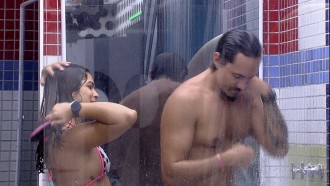 Maria, do BBB 22,  brinca com Eliezer no banho: 
