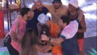 Maria e Eliezer se beijam na Festa Boteco da Above