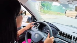 Maxiane retoma aulas de direção e celebra: ‘Daqui a pouco habilitada’