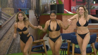 Milena, Ana Paula Renault e Samira pulam na piscina