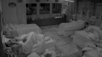 Na cama com Maike, Renata brinca: 'Você não está em casa, não, viu?'