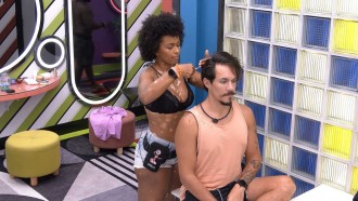 Natália corta cabelo de Eliezer no BBB 22