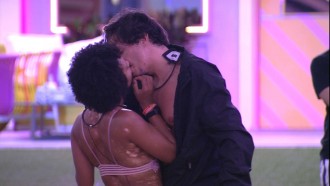 Natália e Eliezer se beijam em madrugada de cooler no BBB 22